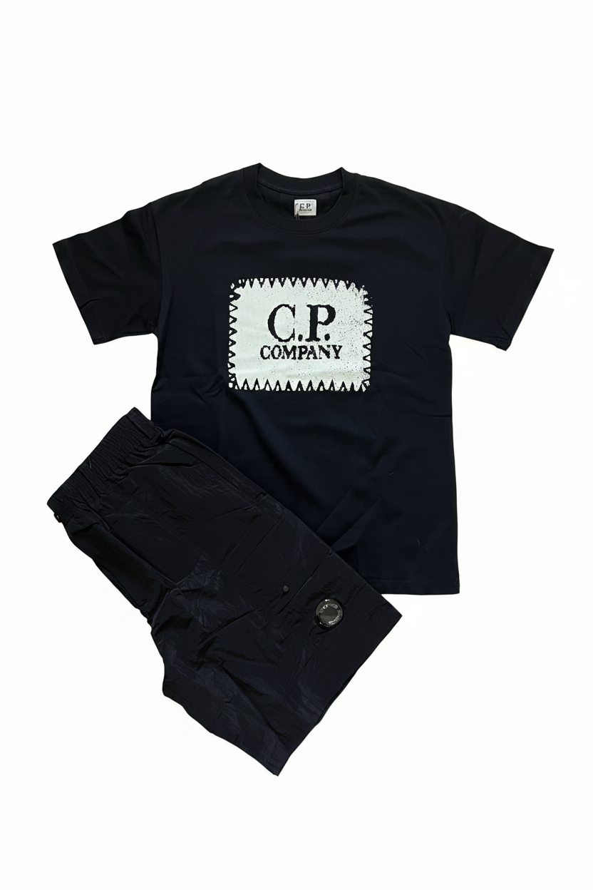 Ensemble noir C.P. Company fond blanc