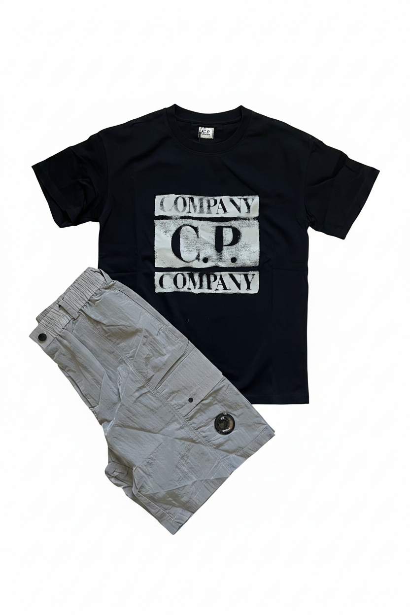 Ensemble noir/gris C.P. Company fond blanc