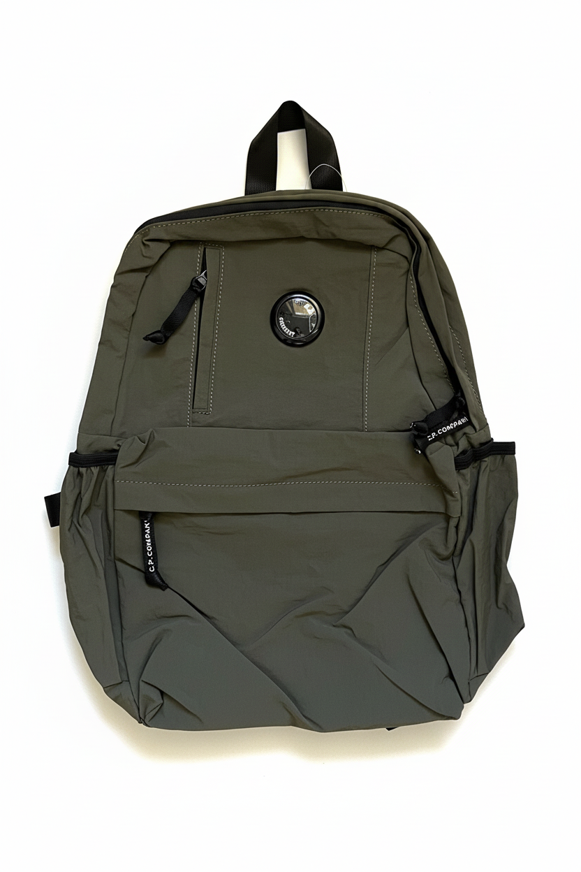 Sac à dos khaki sur fond blanc