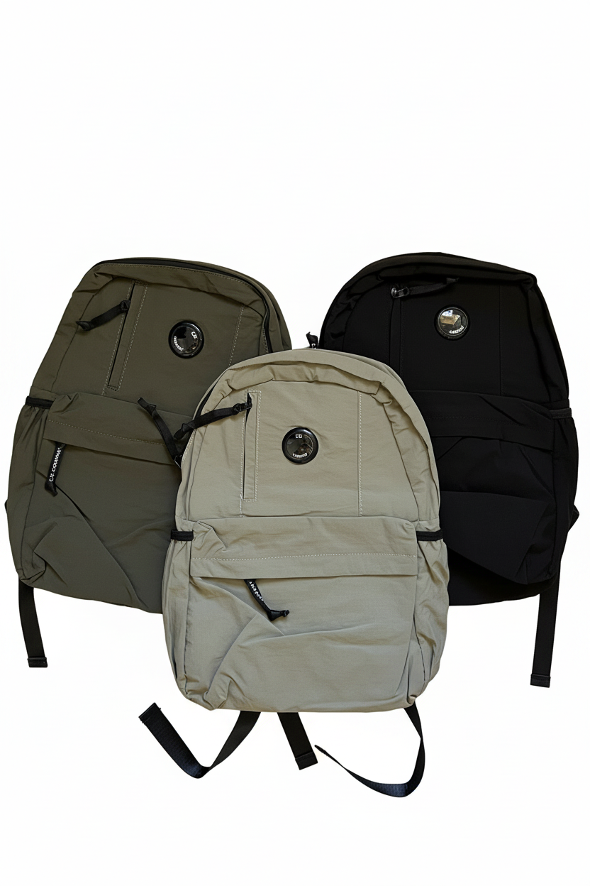 Trois sacs à dos sur fond blanc